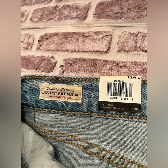 Levis Premium Jeans 70s High Rise Slim Straight Light Wash 44x33 $98 Size 22w - Picture 8 of 10